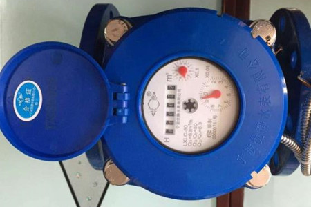 远传水表应该如何挑?。?/></p><p>　　<strong>2、安全性和隐私?；?/strong></p><p>　　远传水表作为智能化产品，涉及到用户的用水信息和隐私，安全性和隐私?；な翘粞≡洞硎毙枰悸堑闹匾蛩亍?/p><p>　　消费者应选择具有数据加密和防篡改功能的水表，确保用水数据传输和存储的安全性。另外，要选择有良好信誉的厂商，确保用户隐私得到有效?；ぁ?/p><p>　　<strong>3、准确需求分析</strong></p><p>　　消费者要对自己的需求进行准确分析。包括用水量、用水用途、监测频率等。不同的使用场景对水表的性能和功能要求不同。</p><p>　　有些用户可能更关注水表的计量准确度，有些用户则更关注远程监测功能。因此，准确分析自己的需求，明确购买远传水表的目的，有助于更有针对性地选择合适的产品。</p><p>　　<strong>4、品牌信誉与口碑</strong></p><p>　　品牌信誉是消费者选择水表时需要考虑的重要因素。选择知名品牌的远传水表，通?？梢员Ｖげ返闹柿亢褪酆蠓瘛?/p><p>　　可以通过查阅相关的消费评价和用户口碑，了解不同品牌的水表在市场上的表现，选择评价较好、用户口碑良好的品牌和产品。</p><p>　　<strong>5、售后服务</strong></p><p>　　在选择远传水表时，售后服务也是需要考虑的重要因素。购买远传水表后，可能会面临安装调试、使用维护等问题，需要有专业的售后服务团队提供及时的技术支持和解决方案。</p><p>　　消费者应选择有完善售后服务体系的供应商，确保在使用过程中能够得到及时的帮助和支持。</p><p style=