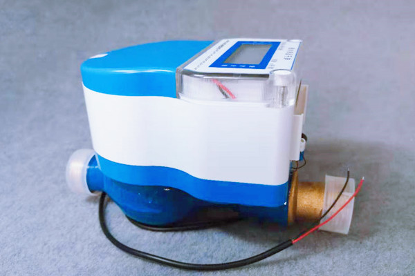 电子?？厮淼墓ぷ髟怼⒔峁棺槌杉肮δ芴氐?/></p><p>　　<strong>工作原理</strong></p><p>　　电子?？厮淼暮诵脑谟谄浼傻亩嘀值缱由璞赣氪衅?，这些组件共同协作，实现了水表的远程监测与控制。具体而言，当水流经过水表时，内置的传感器会检测到水流的变化，并将这一信息转化为电信号。这些信号会被传输给微处理器，微处理器负责处理这些数据，并通过无线通信?？榻砗蟮男畔⒎⑺透抖说姆衿骰蛴没У囊贫斩?。与此同时，用户也可以通过手机APP或网络平台向水表发送指令，控制水表开启或关闭，实现远程控制。</p><p>　　<strong>结构组成</strong></p><p>　　电子?？厮淼闹饕槌刹糠职ㄒ韵录父龉丶考?/p><p>　　1.防水外壳：外壳采用高强度、耐腐蚀材料制成，确保内部组件不受外界环境影响，延长使用寿命。</p><p>　　2.水表：用于精确测量通过管道的水量，是整个系统的计量核心。</p><p>　　3.球阀：位于水表与管道之间，通过驱动电机控制其开闭状态，从而实现对水流的控制。</p><p>　　4.微型发电机：利用水流产生的动能来发电，为系统供电。</p><p>　　5.通信机：内置通信?？?，负责与外部设备的数据交换。</p><p>　　6.电池：存储由微型发电机产生的电力，保证系统持续运行。</p><p>　　7.充电器：将微型发电机产生的电能转换为适合电池储存的形式。</p><p>　　8.球阀驱动电路：控制驱动电机，实现球阀的开关动作。</p><p>　　9.驱动电机：直接驱动球阀，根据接收到的指令调整球阀状态。</p><p>　　10.数码相机与红外线灯：用于定时拍摄水表读数，确保数据采集的准确性，并通过红外线辅助照明，确保夜间或光线不足条件下的清晰成像。</p><p>　　<strong>功能特点</strong></p><p>　　1.远程监控与控制：通过无线通信技术，用户可以随时随地查看水表数据，并远程控制水表开关，极大地方便了用户管理和维护。</p><p>　　2.自动抄表：内置的数码相机与红外线灯可以在设定的时间间隔内自动拍摄水表读数，并通过无线网络上传至服务器，减少了人工抄表的工作量。</p><p>　　3.节能高效：系统中的微型发电机利用水流动能发电，不仅环保，而且降低了对传统电源的依赖。</p><p>　　4.安全可靠：所有电气部分均置于防水外壳内，具有良好的防水性能，保证了系统的长期稳定运行。</p><p>　　5.智能报警：当系统检测到异常情况(如流量异常、电池电量低等)时，会自动发送警报信息给用户，便于及时处理。</p><p>　　6.维护简便：由于大部分操作均可通过远程完成，大大减少了现场维护的需求，降低了运营成本。</p><p>　　从以上信息可以看到，电子遥控水表以其独特的设计和先进的技术，在水资源管理方面展现出了巨大的潜力。它不仅提升了水表的智能化程度，也改善了用户的使用体验，为未来的智慧城市建设提供了有力的支持。</p> </div>
        <div   id=